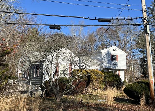 Property at 785 Tarkiln Hill Rd, New Bedford, MA 02745, 6 beds, 2.5 baths