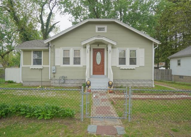 Property at 15 Viola St, Springfield, MA 01109, 2 beds, 1 bath