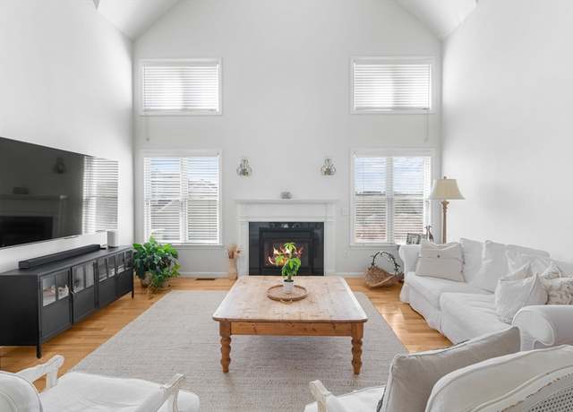 Property at 86 Fairway Dr, Dartmouth, MA 02747, 3 beds, 2.5 baths