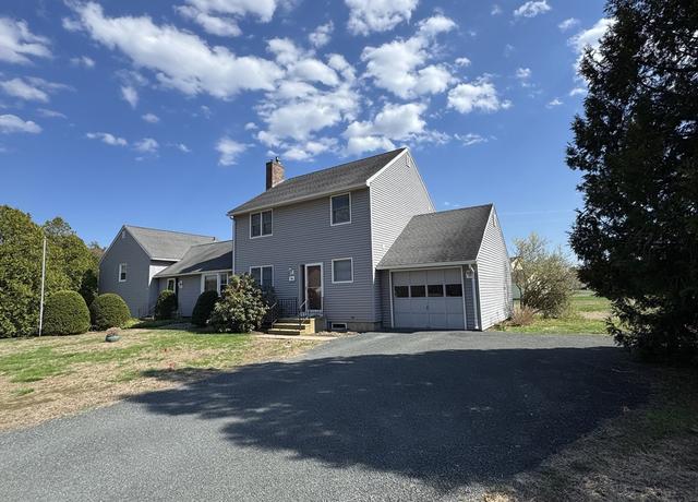 Property at 4 Meadow Oak Ln Unit B, Deerfield, MA 01373, 2 beds, 1.5 baths