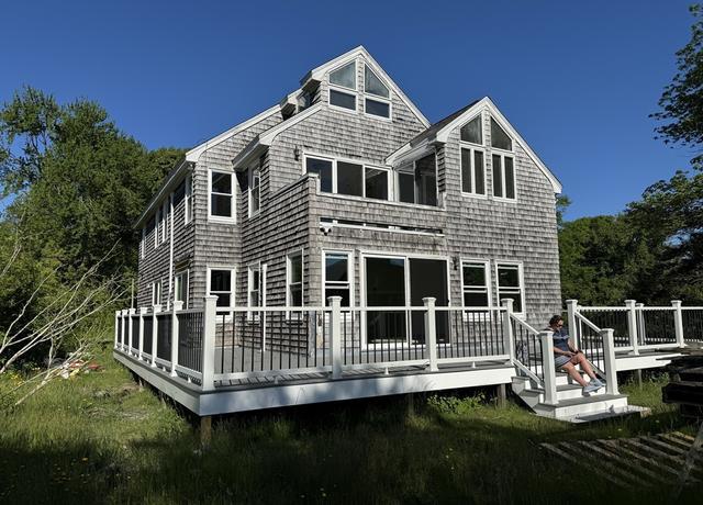 Property at 28 Edda Ave, Portsmouth, RI 02871, 4 beds, 2 baths