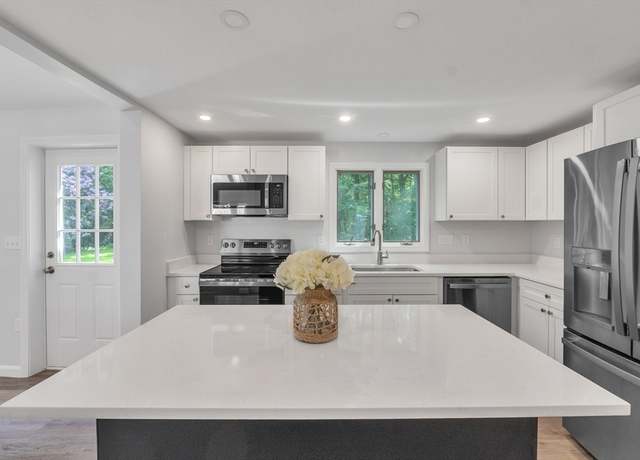 Property at 1008 Lincolnshire Dr, North Attleboro, MA 02760, 3 beds, 2.5 baths