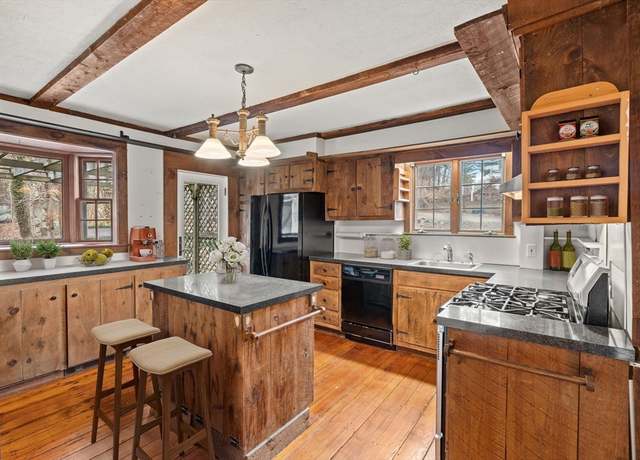 Property at 350 Essex Ave, Gloucester, MA 01930, 4 beds, 2.5 baths