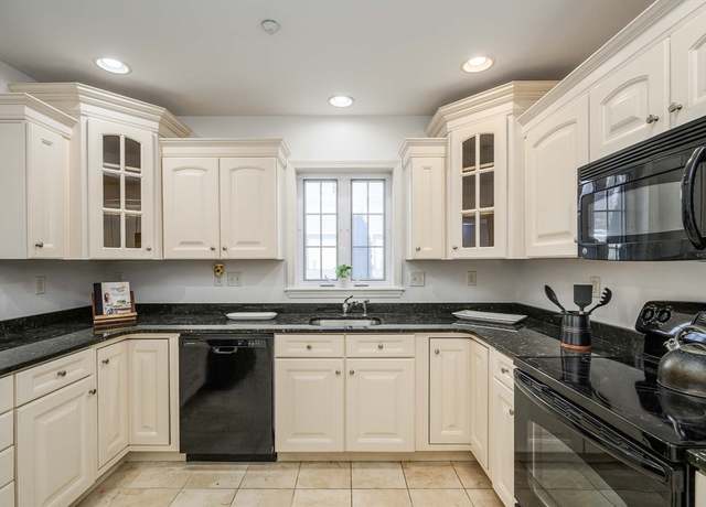 Property at 2101 Briarwood Vlg #2101, Clinton, MA 01510, 2 beds, 2 baths