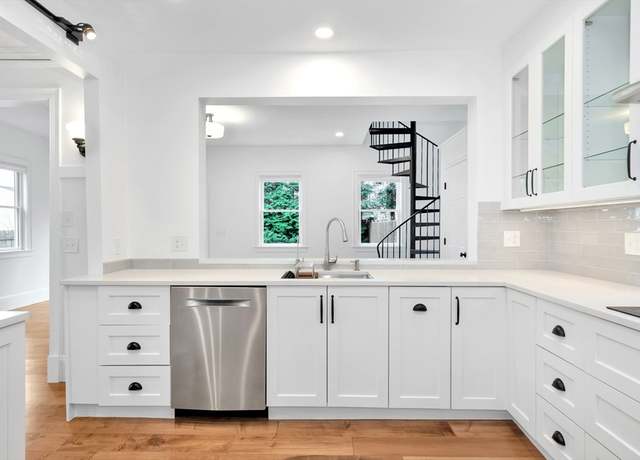 Property at 2 Prince Pl #2, Newburyport, MA 01950, 3 beds, 1.5 baths