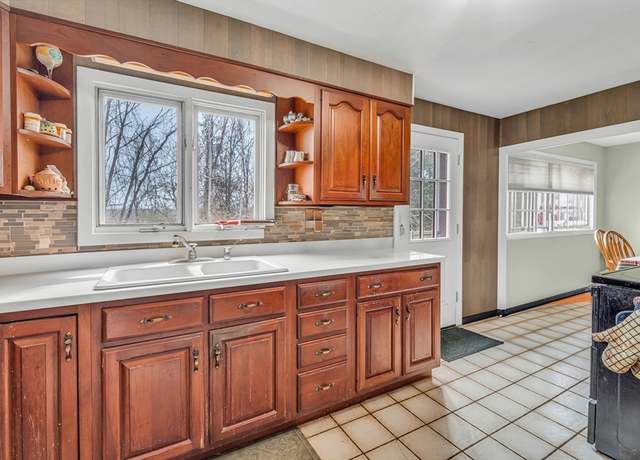 Property at 169 Newell Rd, Holden, MA 01520, 4 beds, 1.5 baths