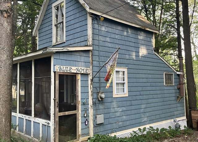 Property at 2 Merrill Ave, Hamilton, MA 01982, 1 bed, 1 bath