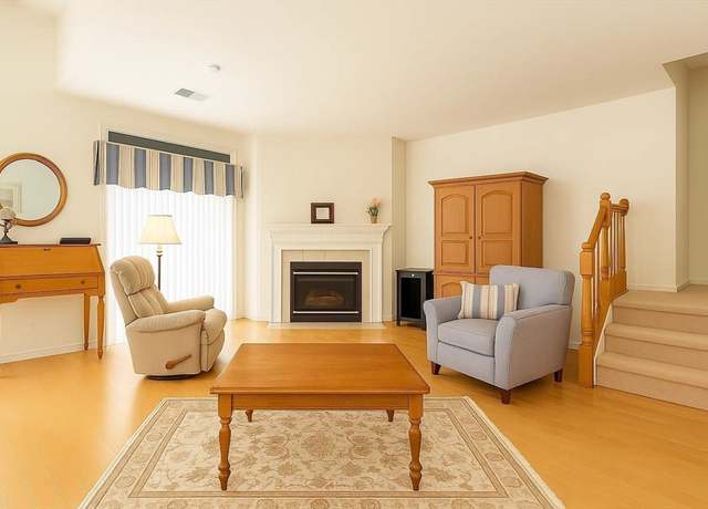Property at 40 Bradford Commons Ln #40, Braintree, MA 02184, 2 beds, 1.5 baths