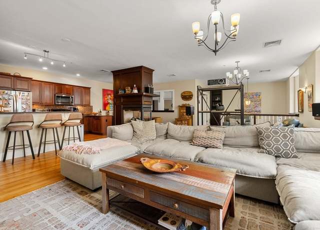 Property at 391 Walnut St #5, Newton, MA 02460, 2 beds, 2.5 baths