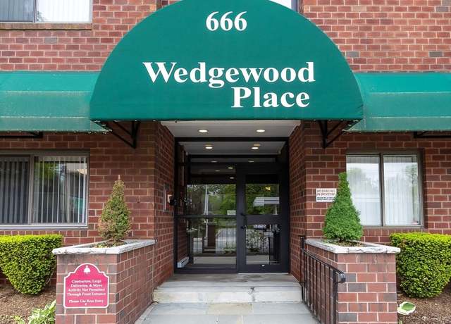 Property at 666 Main St #206, Winchester, MA 01890, 2 beds, 2 baths
