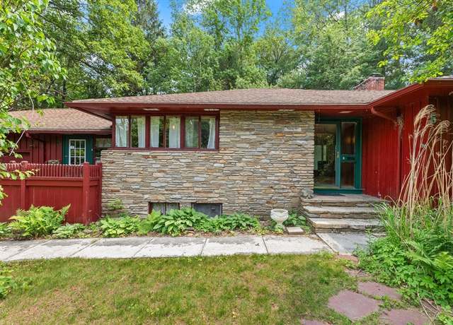 Property at 5 Woodland Dr, Paxton, MA 01612, 3 beds, 2.5 baths