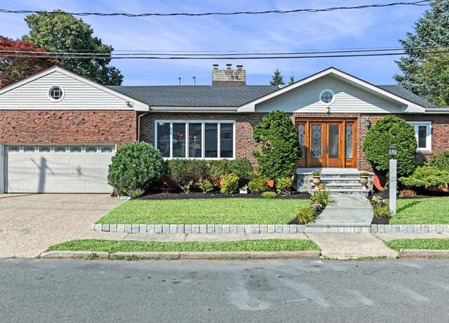Property at 8 Trager Rd, Marblehead, MA 01945, 4 beds, 3 baths