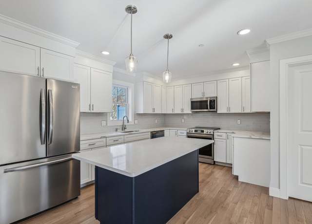 Property at 3 Hickory Hl Unit B, Wakefield, MA 01880, 3 beds, 2.5 baths