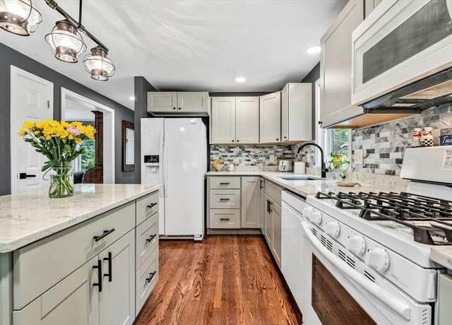 Property at 29 Happy Hollow Rd, Falmouth, MA 02536, 2 beds, 2 baths