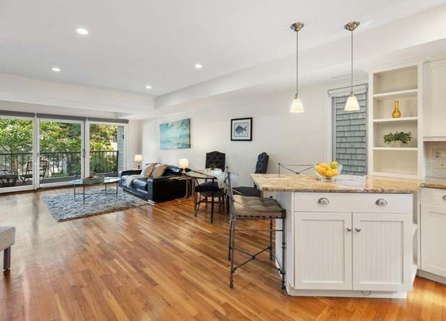 Property at 55 Brackett Pl Unit B, Marblehead, MA 01945, 2 beds, 1.5 baths