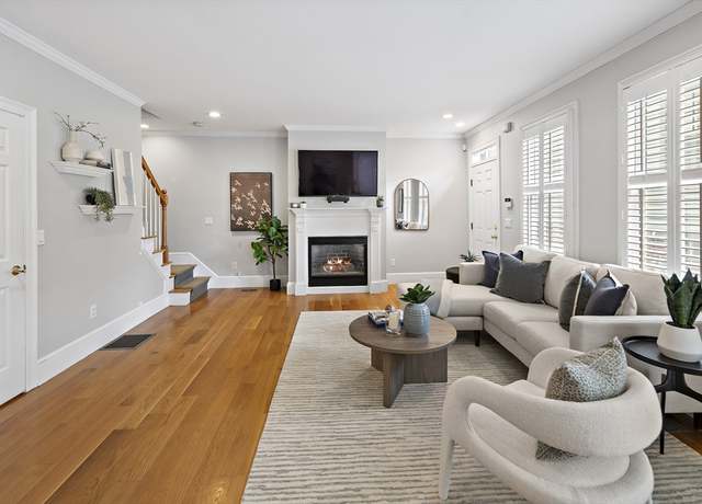 Property at 4 Lincoln Pl #4, Boston, MA 02129, 3 beds, 2 baths