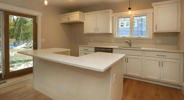Photo of 2 Cedar St, Amesbury, MA 01913