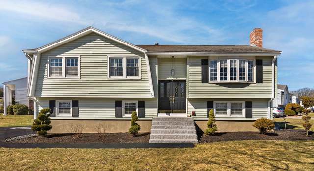 Photo of 29 Sunset Dr, Wakefield, MA 01880