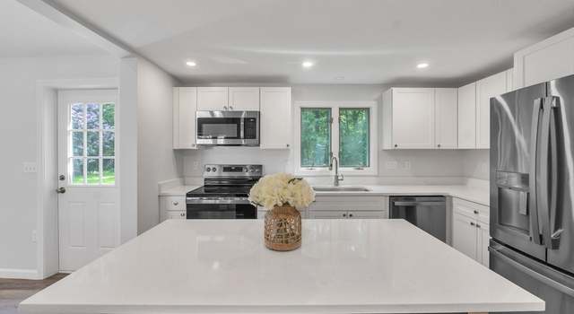 Photo of 1008 Lincolnshire Dr, North Attleboro, MA 02760