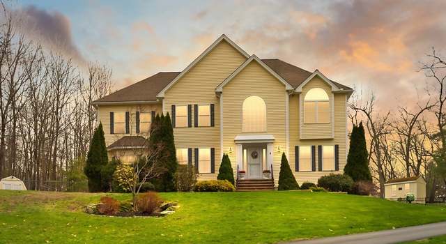 Photo of 4 Hawkes Brook Ln, Methuen, MA 01844