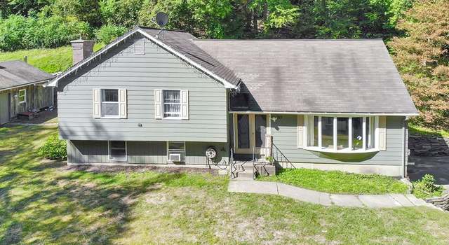 Photo of 70 Overlook Dr, Russell, MA 01071