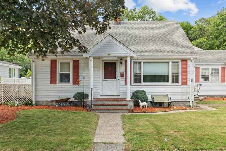 Photo of 26 E Dexter Ave Woburn, MA 01801