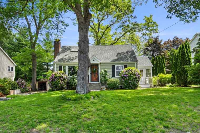 Photo of 21 Houlton St Bedford, MA 01730