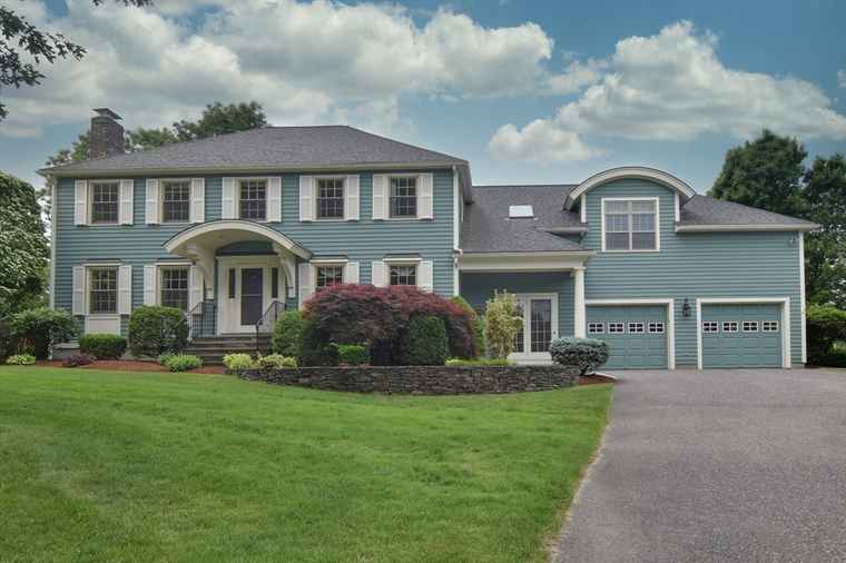 Photo of 134 School St Wayland, MA 01778