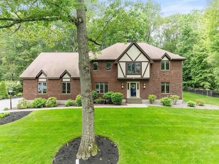 Photo of 15 Saxon Ln Shrewsbury, MA 01545