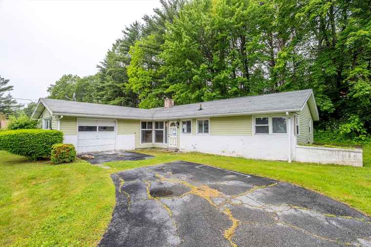 Photo of 61 Barry Rd Worcester, MA 01609