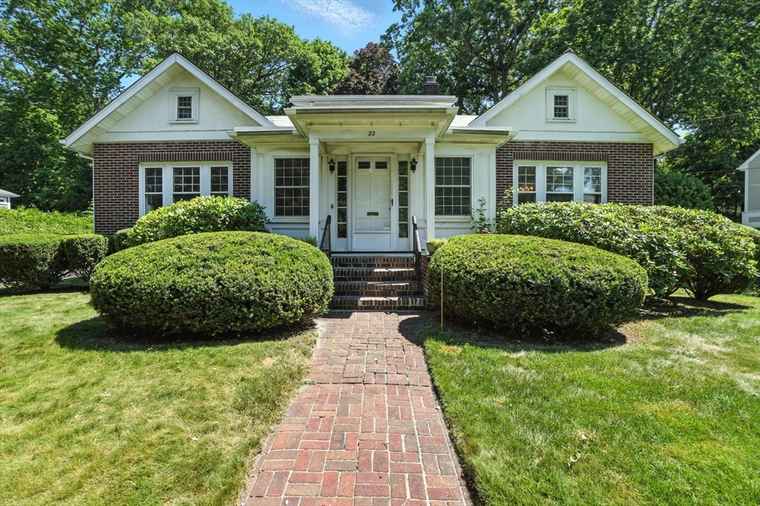 Photo of 22 Stoneleigh Cir Watertown, MA 02472