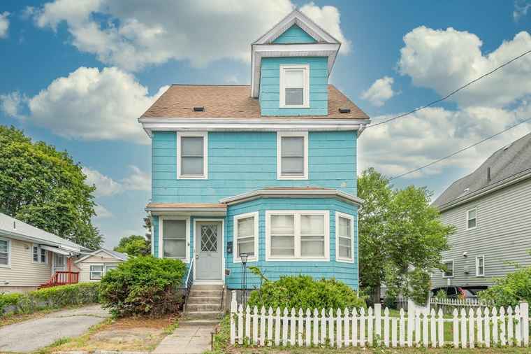 Photo of 98 Safford St Quincy, MA 02171