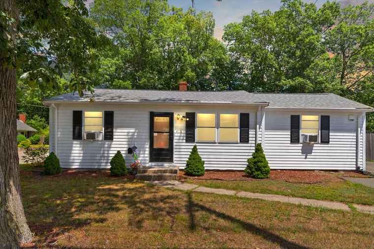 Photo of 416 Summer St Brockton, MA 02302