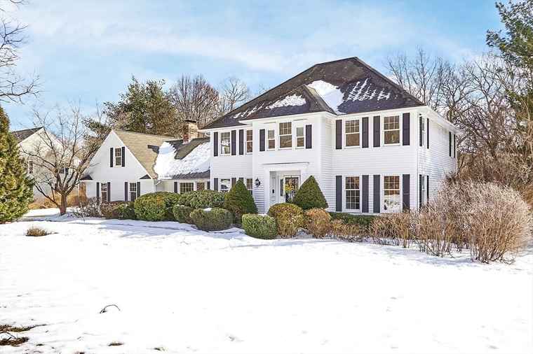 Photo of 7 Meadowbrook Cir Shrewsbury, MA 01545