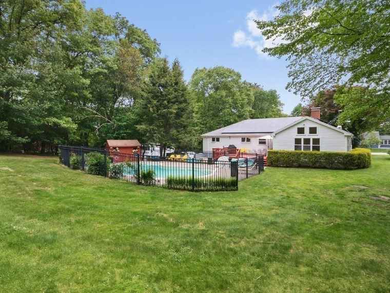 Photo of 87 Whitewood Rd Westwood, MA 02090