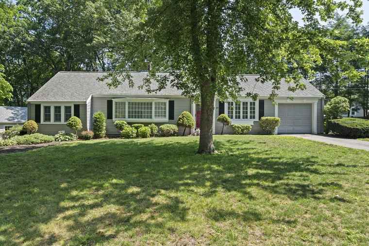 Photo of 49 Windemere Cir Braintree, MA 02184