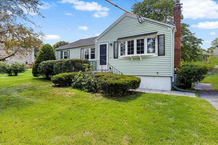 Photo of 10 Carson Rd Woburn, MA 01801