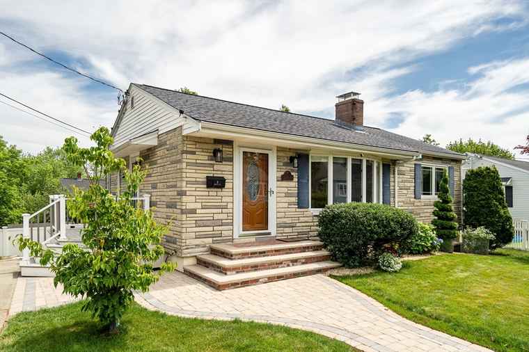 Photo of 2 Maria Ct Woburn, MA 01801