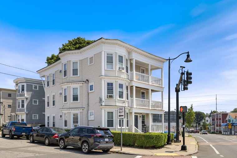 Photo of 401 Cabot St #2 Beverly, MA 01915