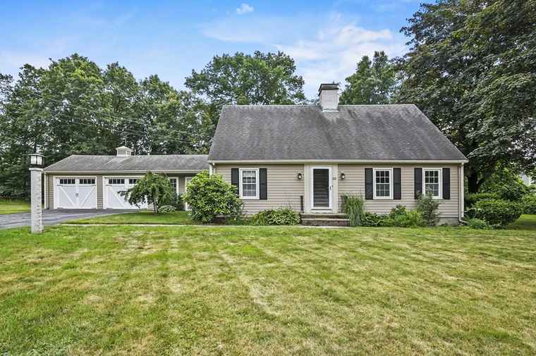Photo of 65 Hill Top Dr Leominster, MA 01453
