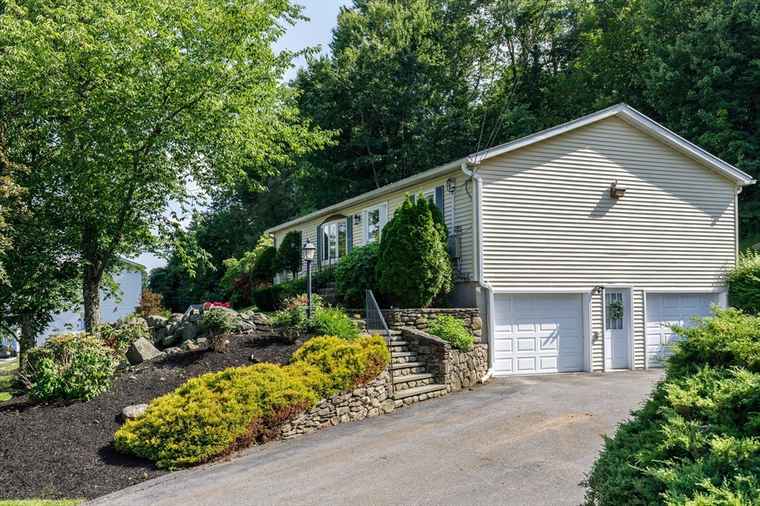 Photo of 138 Country Ln Leominster, MA 01453