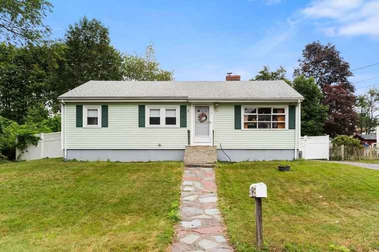 Photo of 2 Robinson Rd Woburn, MA 01801