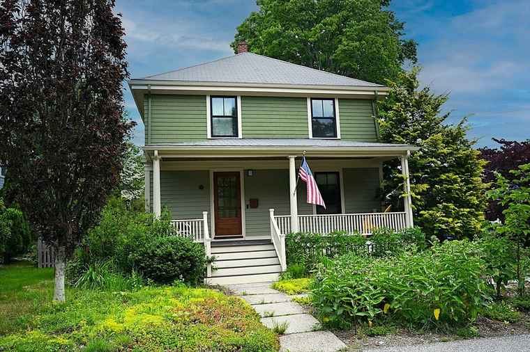 Photo of 14 Oakland St Natick, MA 01760