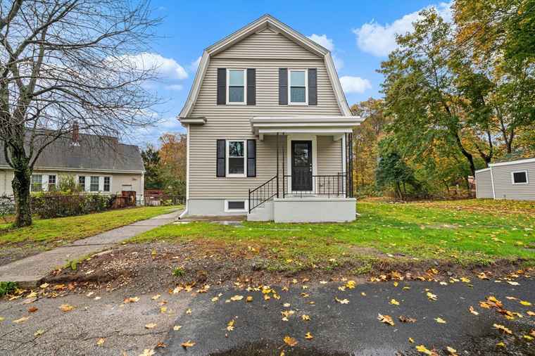 Photo of 26 Snell St Attleboro, MA 02703