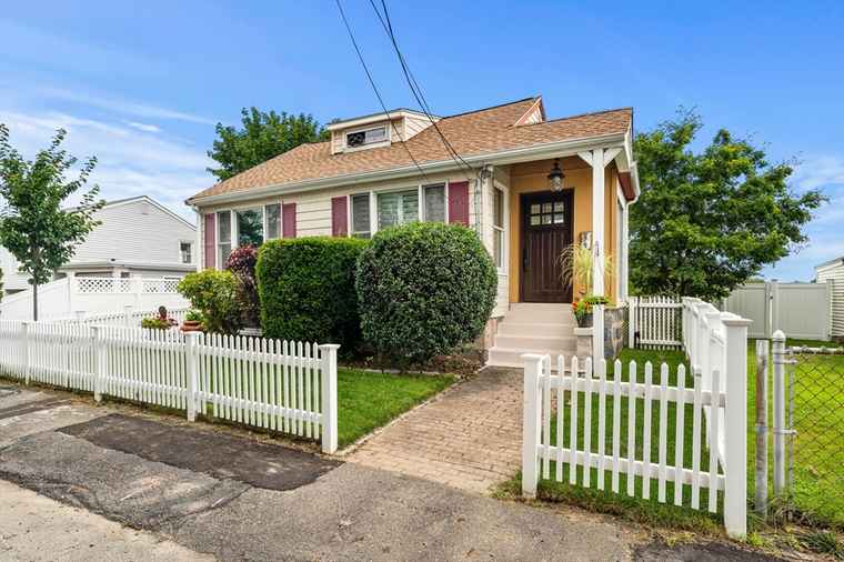 Photo of 20 Lind St Quincy, MA 02169