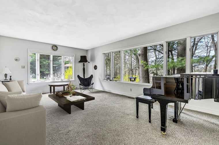 Photo of 35 Wallace Rd Wayland, MA 01778