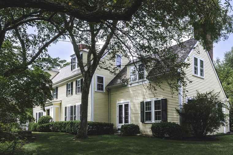 Photo of 824 Hale St Beverly, MA 01915