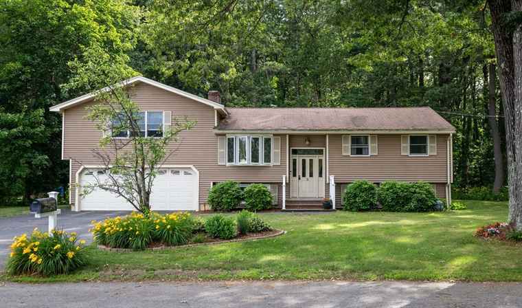 Photo of 5 Carriage Dr Chelmsford, MA 01824