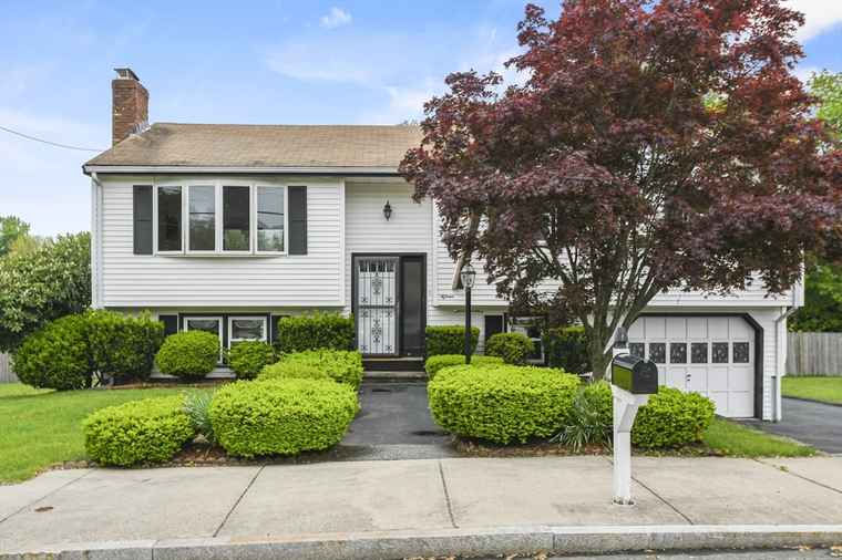 Photo of 15 Brandt Dr Woburn, MA 01801