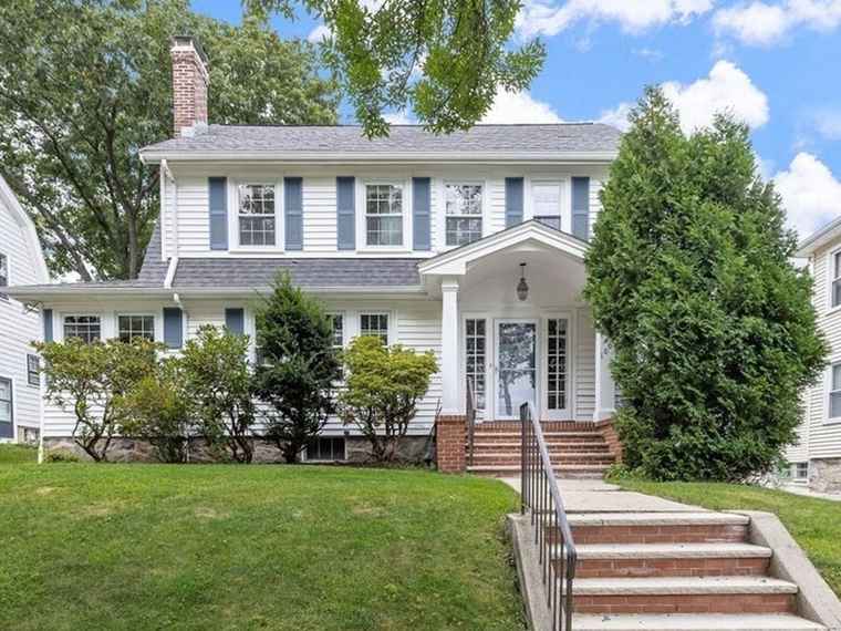 Photo of 100 Russett Rd Boston, MA 02132